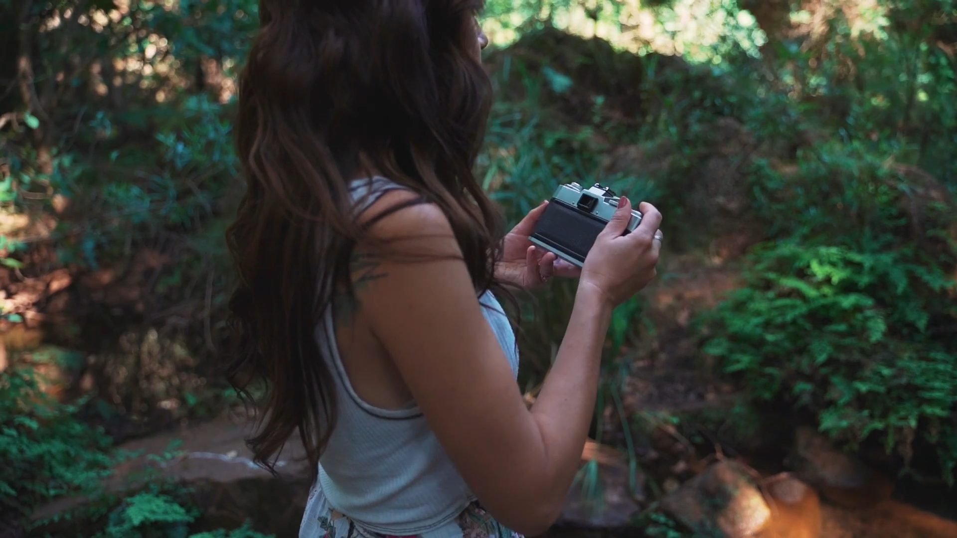 Doğada fotoğraf makinesiyle gözlem yapan kelebek gözlemcisi